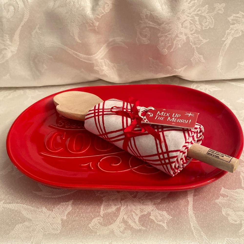HALLMARK FRESH BAKED COOKIES CERAMIC PLATTER AND SPOON WITH TOWEL